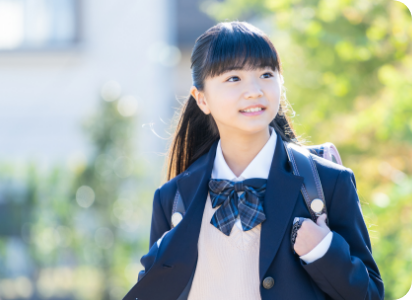 学生服を着た笑顔の女性の写真