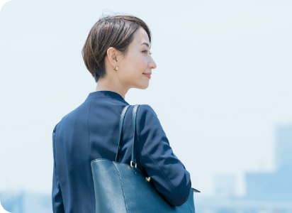 スーツを着て街を歩く女性の写真